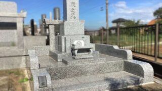 八千代市の神野共同墓地にて、全面石貼りでお手入れのしやすい和型墓石 