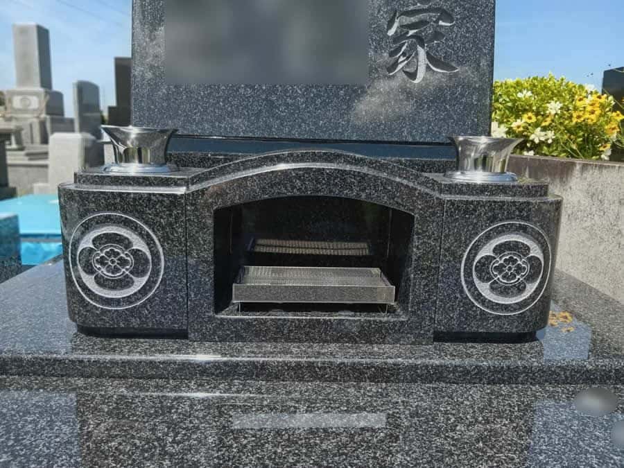 千葉市桜木霊園に、インド産M10と湖南688を組み合わせた洋型墓石が完成